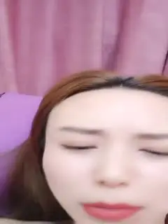 丝袜人妻就是骚全程露脸勾引小哥自慰，被小哥抠逼玩耍，鸡巴真大小嘴放不下，主动上位求草第02集
