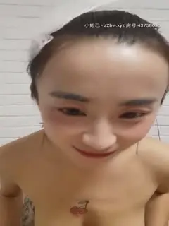 大表姐：这是我昨天被剃了毛的逼，今天不喝尿了只撒尿，我是骚母狗臭婊子贱货哈哈哈，太大了艹起来疼，我最多就碰到17厘米第06集