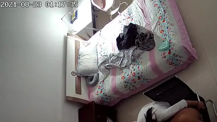 黑客破解家庭摄像头守候偷拍年轻漂亮又粘人的小媳妇主动撩老公做爱貌似还欲求不满
