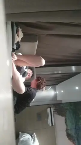 翻车王伟哥酒店约外围怪异的打扮戴着假发草妹子中途把套子弄破内射故意埋怨人家的套子质量不行