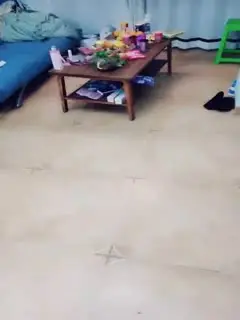 两个小姐妹玩的正嗨的时候来了一位男生开始3P。