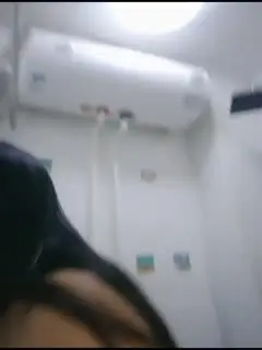 清纯文静少女！坐在马桶上插穴！道具璃棒进进出出，表情一脸享受，骚穴淫水流出