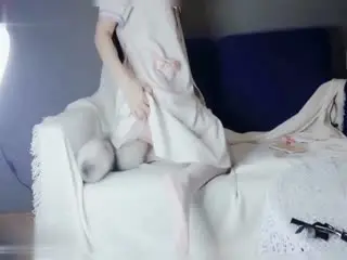 粉嫩学生妹菊花插白尾摇晃屁股色诱！最美的腿配最粉的逼。