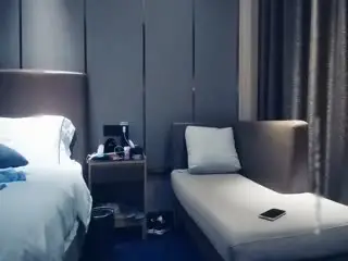 劲爆搞到套子掉进逼里争吵起来妹子：好像我赚你多少钱似的。