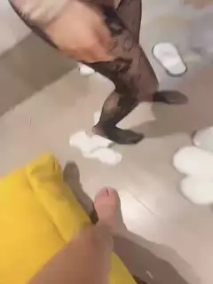 绝对极品！校花小萝莉！首次和小男友操逼，3小时激情，拉着双马尾后入，连体网袜自慰无毛粉穴。。