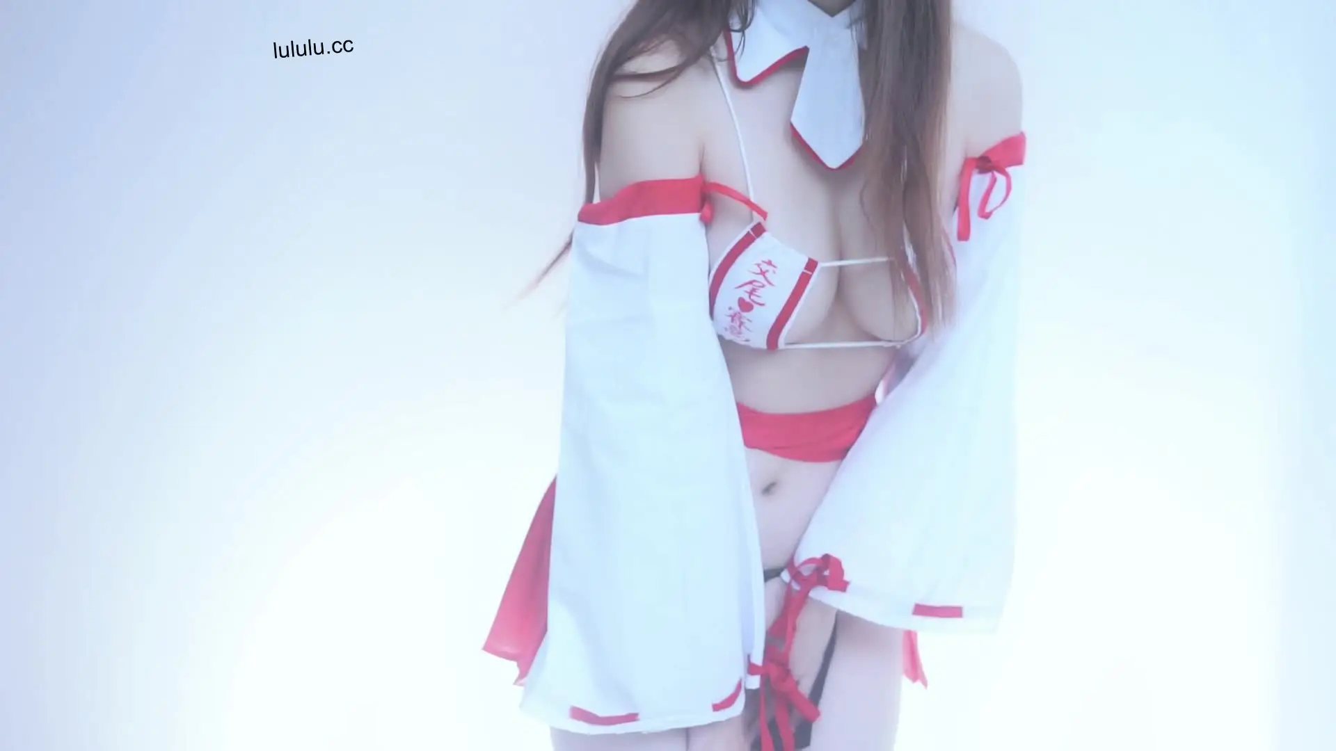 神乳的少女发骚，剑把当鸡巴.