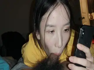 观摩一下别人家的骚女友，一边口一边和麻麻打电话，骚的一批！