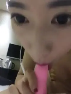 土豪狼粉付费群大眼睛美女直播大秀裸体跳艳舞洗澡。