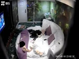 酒店偷拍-大学生情侣放假离校前的告别炮体验 震动圆床的刺激!。