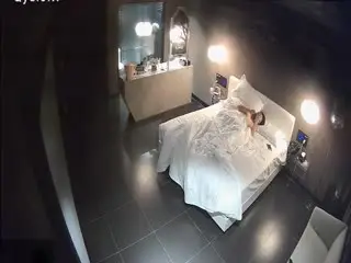 商务酒店豪华房偷拍中年男和情人开房浴室干完床上搞插嘴都射不出要用手撸。