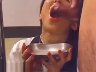 【另类】几十个男的射在嘴里吐到容器里，最后在慢慢的喝掉，真特码又恶心又刺激