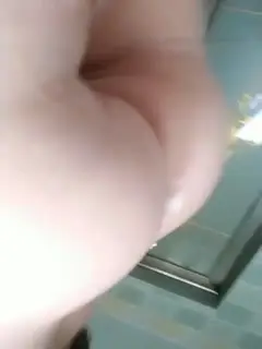 小孕妇尿尿，近距离看她的怀孕后的逼逼变得肥美!