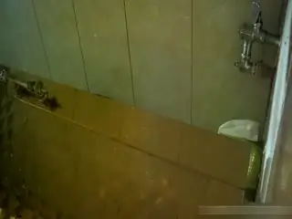 短旗袍妹子尿真猛都快尿到旗袍上。