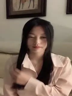 颜值区女神！外表文静很漂亮！给大家小露一波，撩起衣服贫乳，换装衬衣，半脱下内裤性感美臀