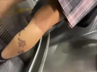 作死撩裙抄底尾随小姐姐曝光裙底蜜桃臀