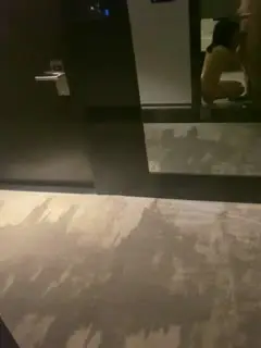 紧张刺激 酒店开着门口交深喉肉棒