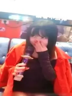 瞅着很眼淑的童颜大奶美眉撕破丝袜和粉丝炮友在KTV的沙发上啪啪2。