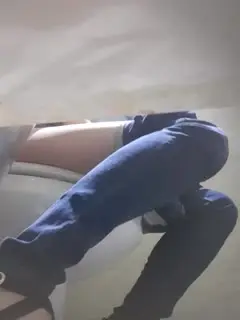 拍牛仔裤妹子上厕所