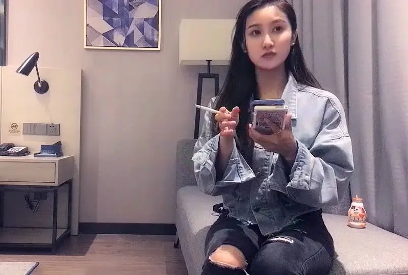 高颜值女神大长腿，沙发抠穴啪啪