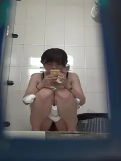 商场厕拍 眼睛大大的妹子脱了半身衣服