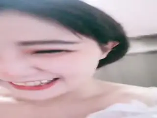 超高颜值女友完美露脸深喉吮吸大屌，样子诱人，无套啪啪，没几下就体外射精了特写蝴蝶逼