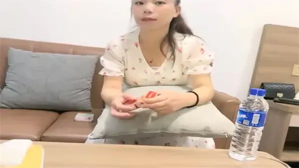 探花实录19岁良家蜜桃臀骑乘猛攻 嫩妹摇臀蜜汁四溅进出抽插完整收录