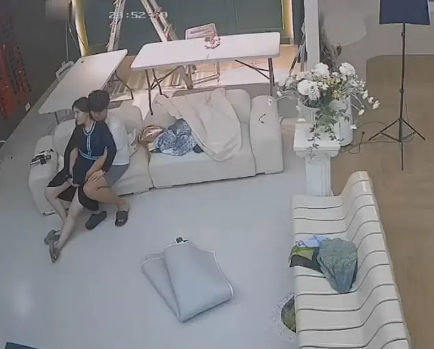 黑客破解监控实录！摄影棚空无一人，摄影师狂搞老板娘隐秘偷情全记录