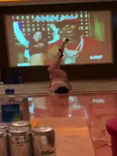 和几个老同学聚会去KTV玩看模特跳脱衣钢管舞长得像思聪的背心哥真幸运被赤裸的模特性挑逗
