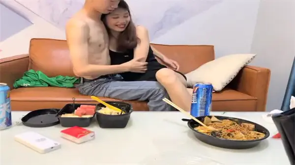 街拍秘影-猎艳达人直击苗窕巨乳女业务员办公室激情实录