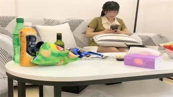 偷拍良家少妇网聊实录 肉丝巨乳人妻被泡良老手约操内射