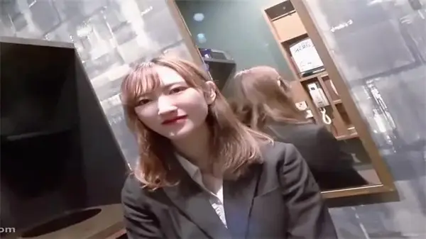制服未脱甜美邻家妹，粉嫩一线天紧致包裹，插入瞬间呻吟不断！