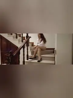 自购未流出国内大神力作，娇羞可人的公司白领约到套房，粉嫩白皙的美乳，高颜值丝袜美腿 原版1080P,附图35P