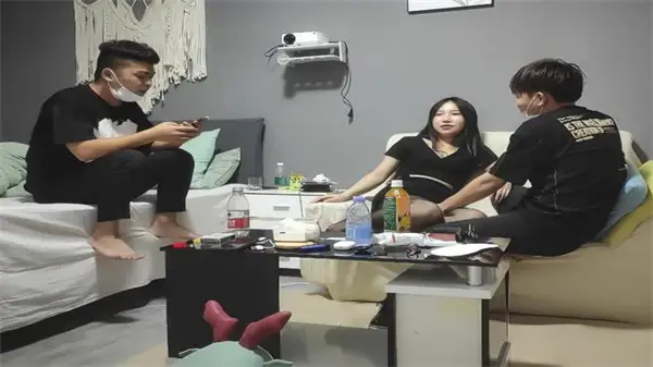约炮粉胸翘臀女神，骑乘位狂摇高潮喷水，众兄弟围观绝顶呻吟！