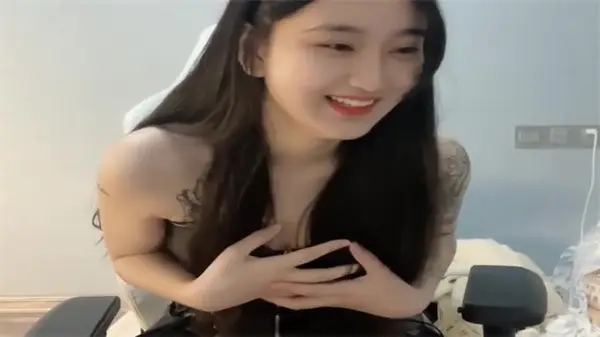 绝美清纯少女终被土豪重金破处下海