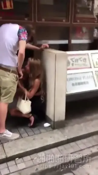 妹子在路边吃棒棒被发现了还不停！硬要吃到全部出来为止