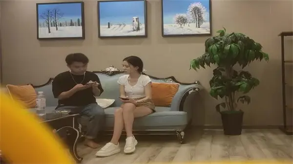 新片速递：顶级高端外围场，我有台拖拉机耕坏你嫩地！