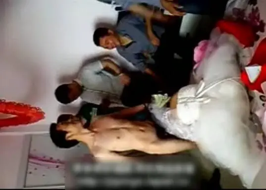低俗闹洞房，让一对新人脱光衣服当场验身，新娘子不愿意了