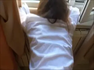 撩妹大神聊天软件勾搭的寂寞女白领纤纤细指皮肤白嫩窗台旁边干边看外面嗲叫说爸爸快点不行了