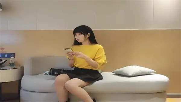 00后清纯学妹乖巧献身，猛男鸭哥强势寻欢激情四射