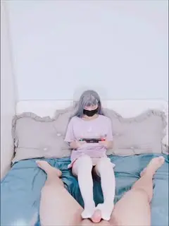 重金购得逼逼超粉嫩的抖音萌妹子（白袜袜格罗丫）裸舞与粉丝乳交足交无套啪啪