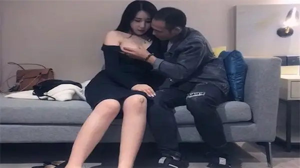 土豪重金约炮偷拍实录！肉感巨乳长腿骚货浪叫不断，汁液横飞