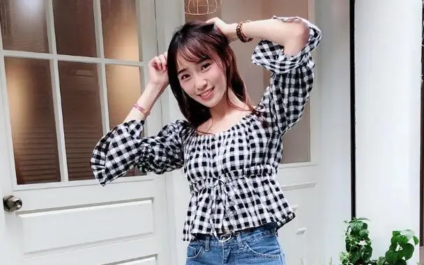 约了个逼逼和奶子粉嫩的网红美少女玩虐待式的性爱啪啪