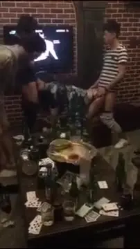 李X雪郑X皓分手网曝门疯传！醉酒美女KTV遭前口后入式3P狂插，抖音短视频 微信露骨对话全曝光