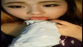 网红妹子为了吸引眼球把自己未洗的袜子吞到嘴里了舔舔自己的淫水是啥味道