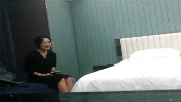 痴情探花约会外围嫩模，众女神争先赴约苦等60分钟终享极乐盛宴！