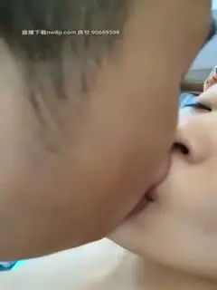 【兄妹乱伦】可愛小騷貨勾引同父異母的哥哥一起啪啪，真實亂倫實在刺激
