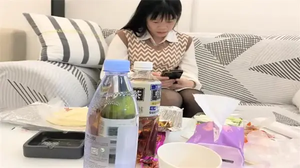 偷拍实录】土豪重金约炮巨乳黑丝OL 职场装下的极致诱惑 反差婊私密拍摄