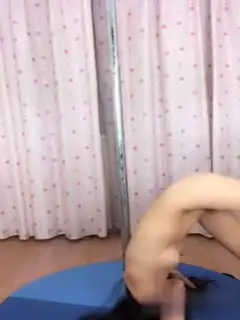 露脸外围模特热舞妖姬小狐仙黑丝高跟情趣，手机直播大秀钢管舞，道具抽插骚逼一字马，淫声浪语勾引哥哥干她