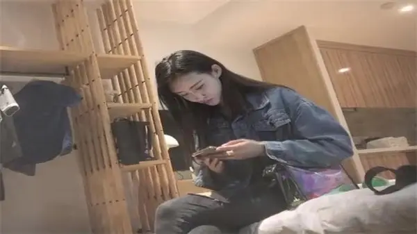 偷拍实录：兼职苗条小姐姐高价约炮，巨根魔人狂操内射！