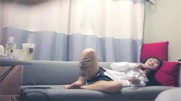 寻花偷拍：巨根魔人重金双飞盛宴，两位苗条美眉任你玩